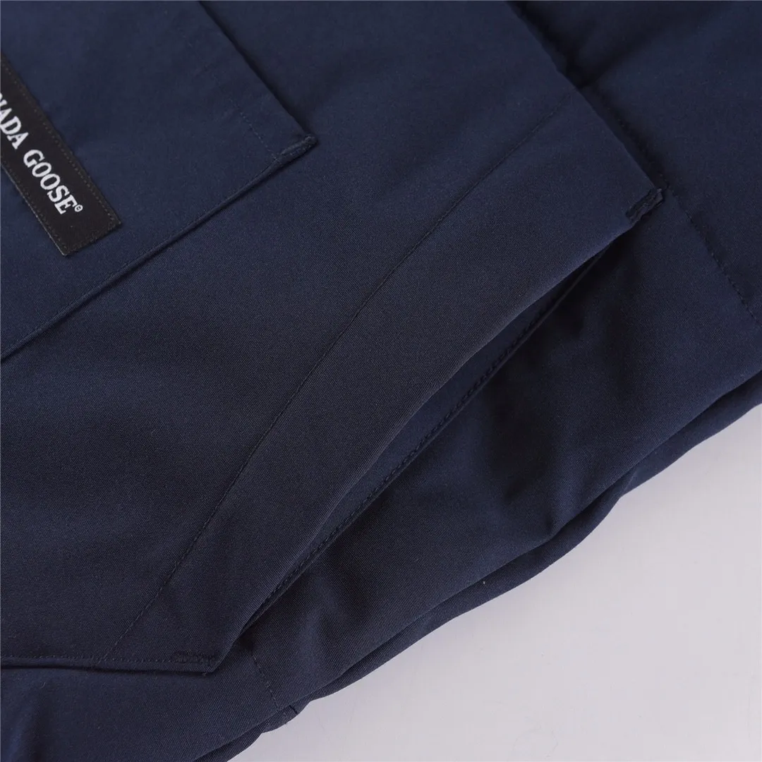 P320 Canada Goose Canada Goose #Freestyle Crew 4154M men's and women's vest down# ➖ Genuine synchronous anti-counterfeiting chip sensor! ➖ Imported Behringer embroidery machine to customize 10,000-needle embroidery logo! ➖ Imported 21-count polyester-cotton blended original fabric, using Feather-Light 10D waterproof coating fabric, made of 84.5% polyester fiber and 15.5% cotton, 100% the best feel in the entire network! ➖ The genuine official website uses the national standard 80 white duck down, and will never be misled by false claims such as 90 down or goose down! ➖ 100% nylon nylon lining with double double-layer sealing design to prevent velvet from running away. Top-grade polar fleece is used in the collar and pockets to keep warm and comfortable! ➖ Yoshida YKK provides original custom-made electroplated sliders. YKK two-way lockable zippers are tight and smooth and will not peel off paint! ➖ 3M composite original Velcro is durable, and all accessories and hardware are disassembled and customized!  SIZE: XS S M L XL XXL [Attached: Size chart]